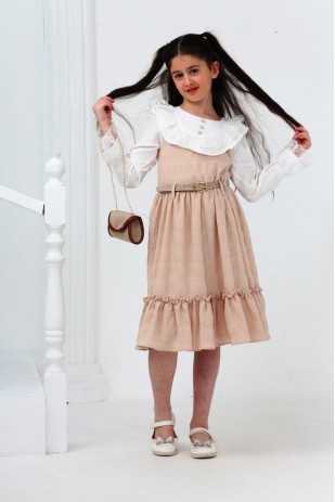 KLEID MIT SPITZENKRAGEN, GÜRTEL UND TASCHE