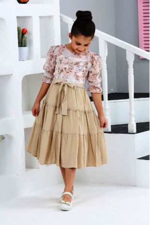 Воротник с рюшами, верх с поясом, платье из крепа с шифоновым низом.