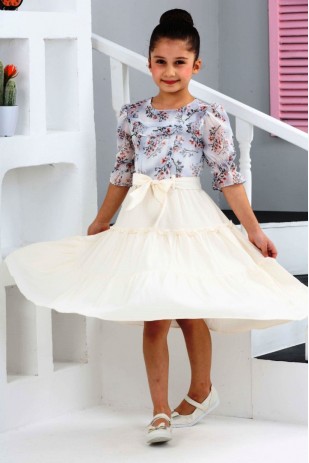 Воротник с рюшами, верх с поясом, платье из крепа с шифоновым низом.