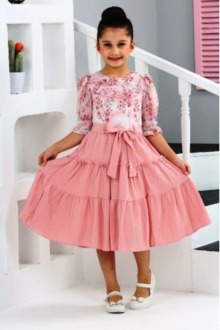 Воротник с рюшами, верх с поясом, платье из крепа с шифоновым низом.