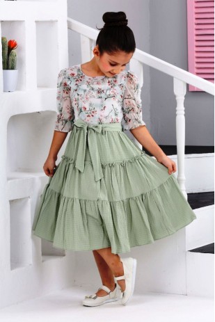 Воротник с рюшами, верх с поясом, платье из крепа с шифоновым низом.