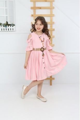 Rosafarbenes Mädchenkleid aus Spitze mit Gürtel und Halskette