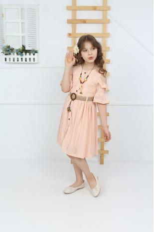 Spitzenkleid mit Halskette und Gürtel