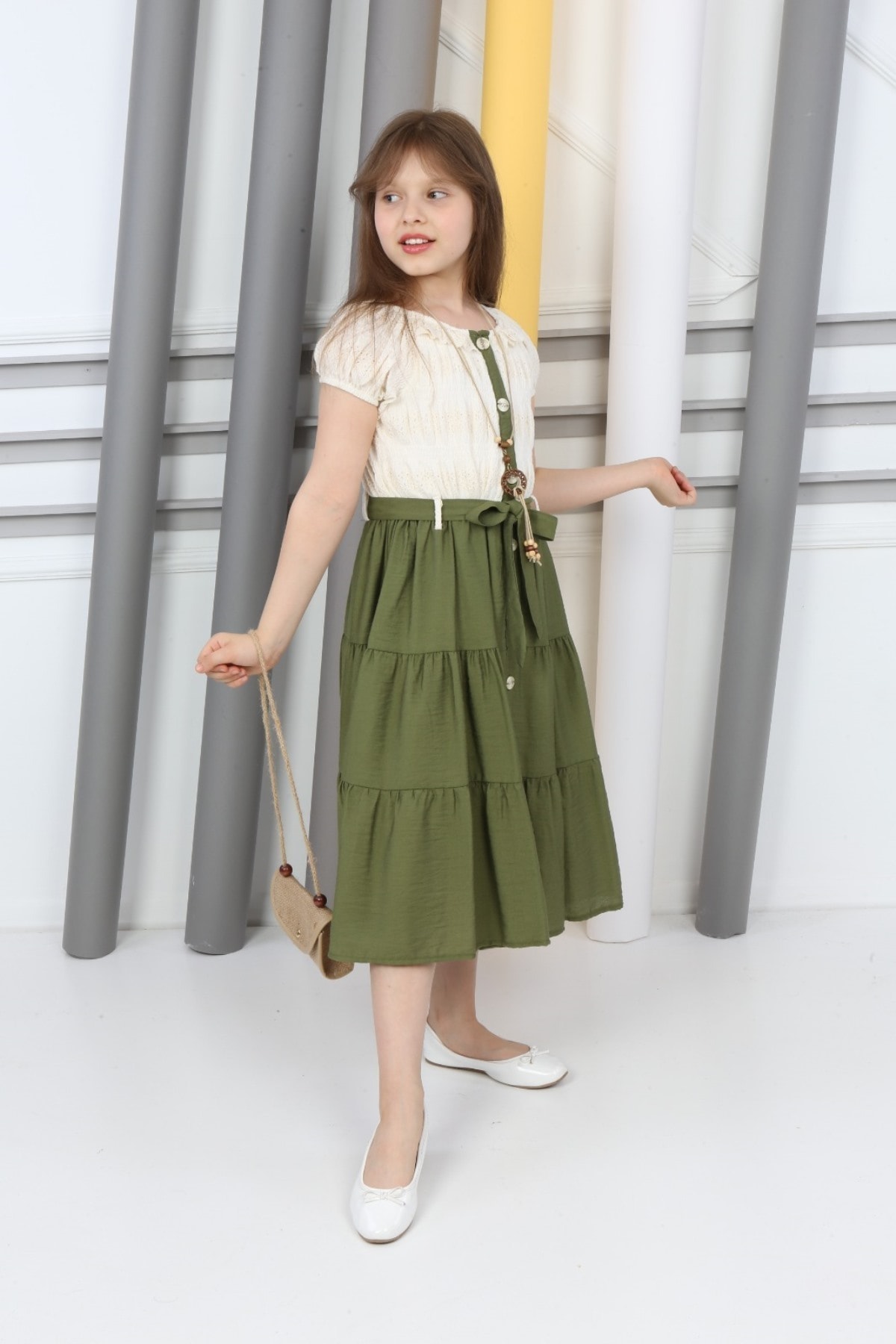Neckholder-Kleid mit Knöpfen, Halskette und Tasche