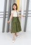 Neckholder-Kleid mit Knöpfen, Halskette und Tasche