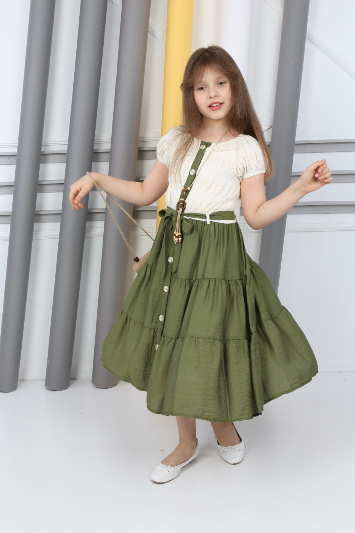 Neckholder-Kleid mit Knöpfen, Halskette und Tasche