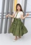 Neckholder-Kleid mit Knöpfen, Halskette und Tasche
