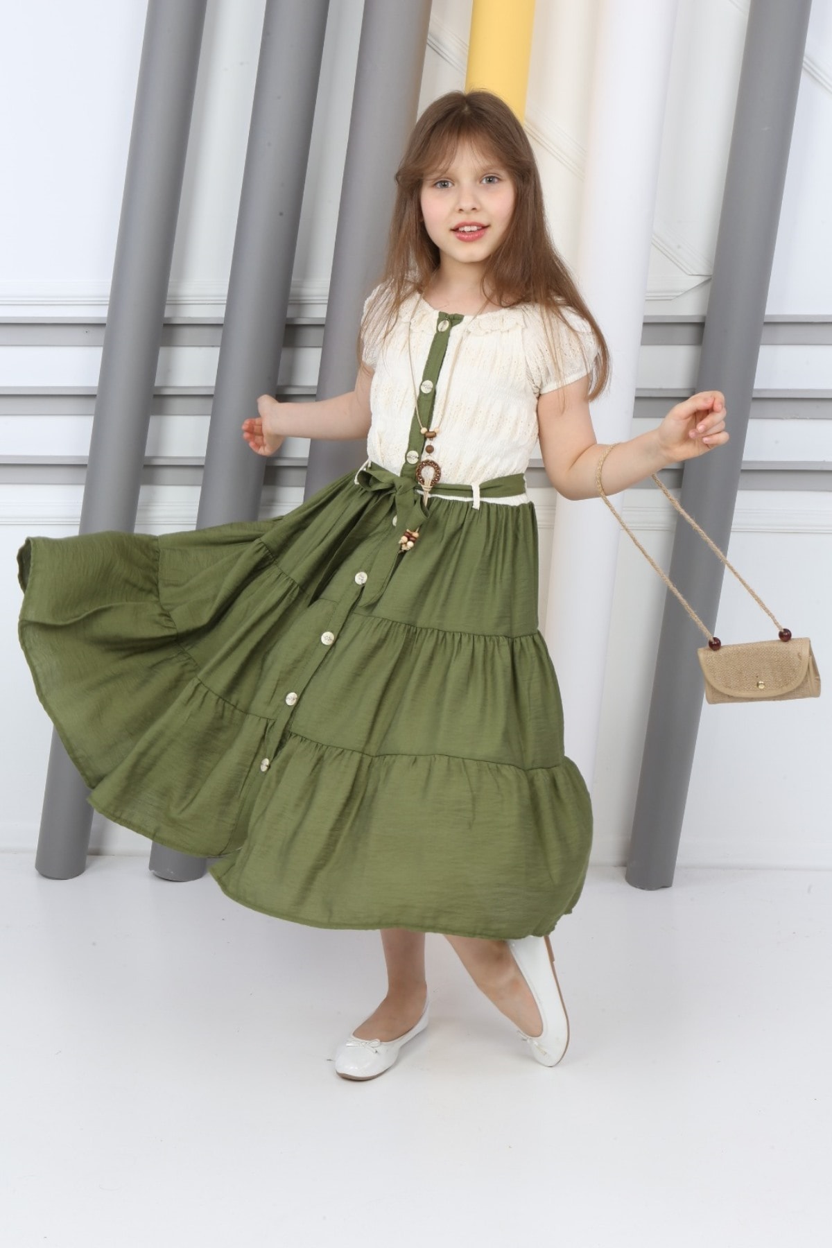 Neckholder-Kleid mit Knöpfen, Halskette und Tasche