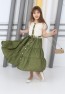 Neckholder-Kleid mit Knöpfen, Halskette und Tasche