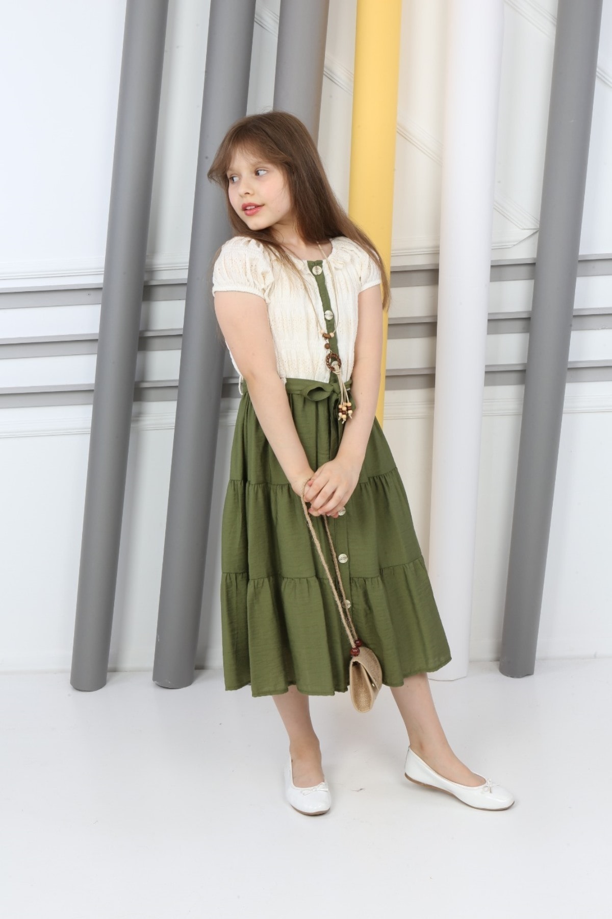 Neckholder-Kleid mit Knöpfen, Halskette und Tasche