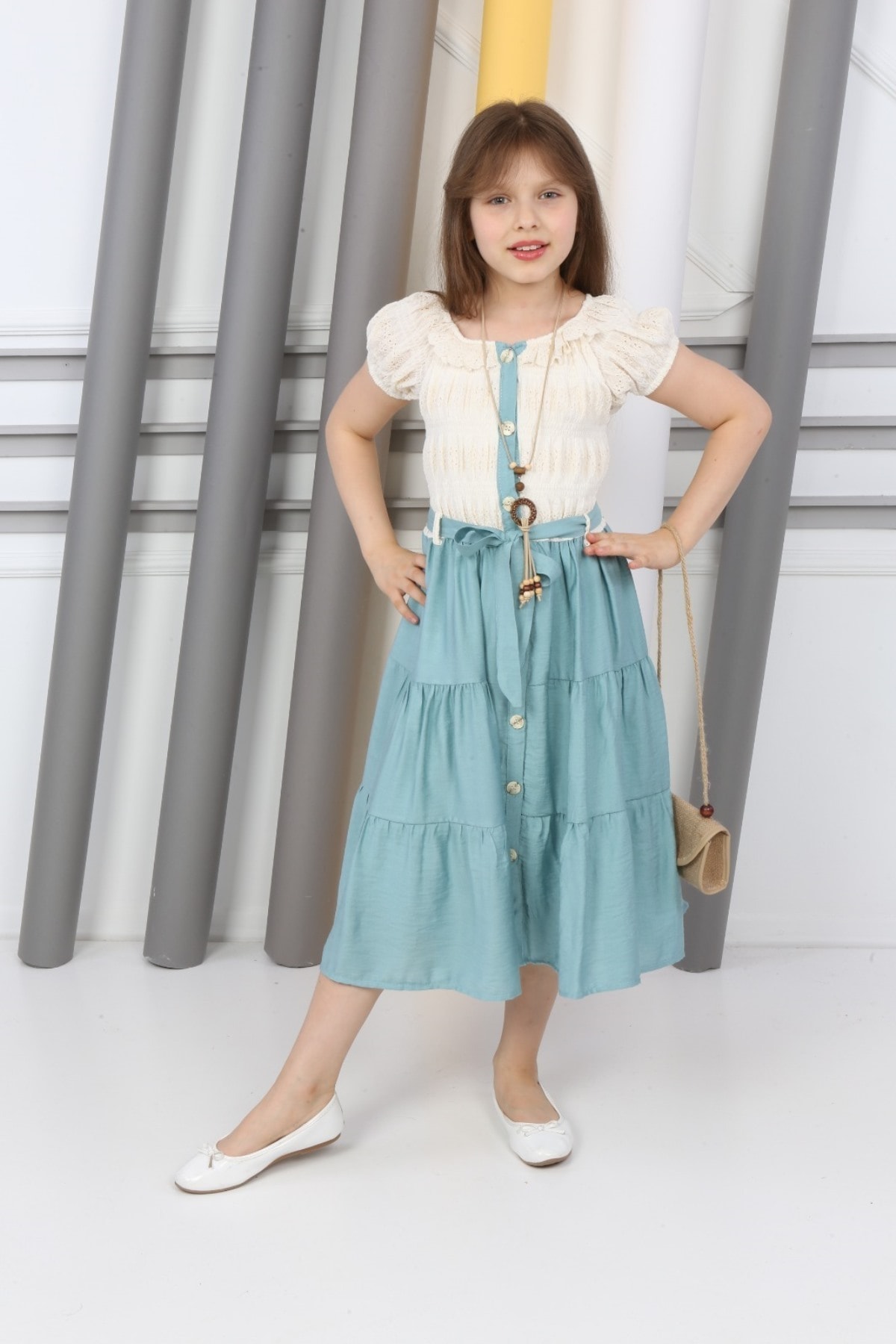 Neckholder-Kleid mit Knöpfen, Halskette und Tasche