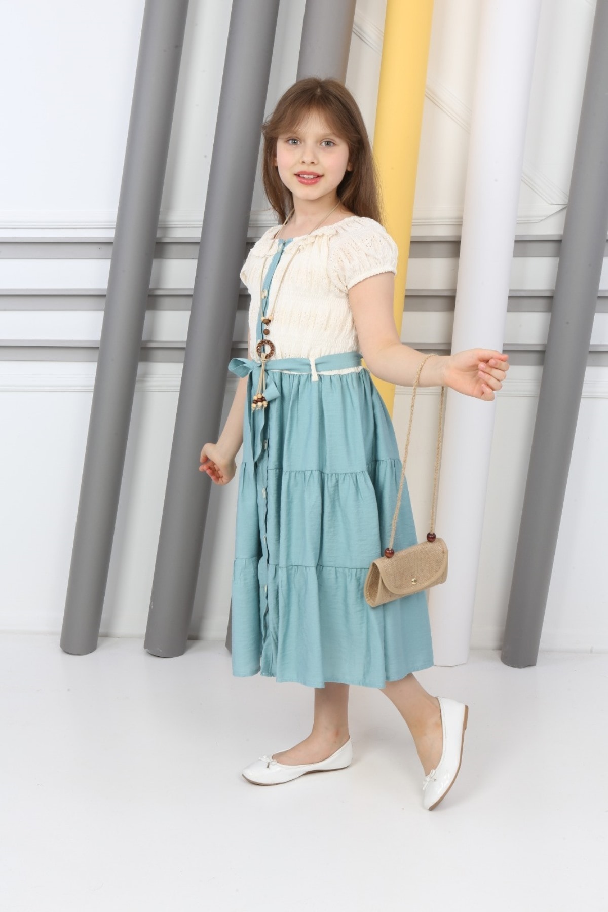 Neckholder-Kleid mit Knöpfen, Halskette und Tasche