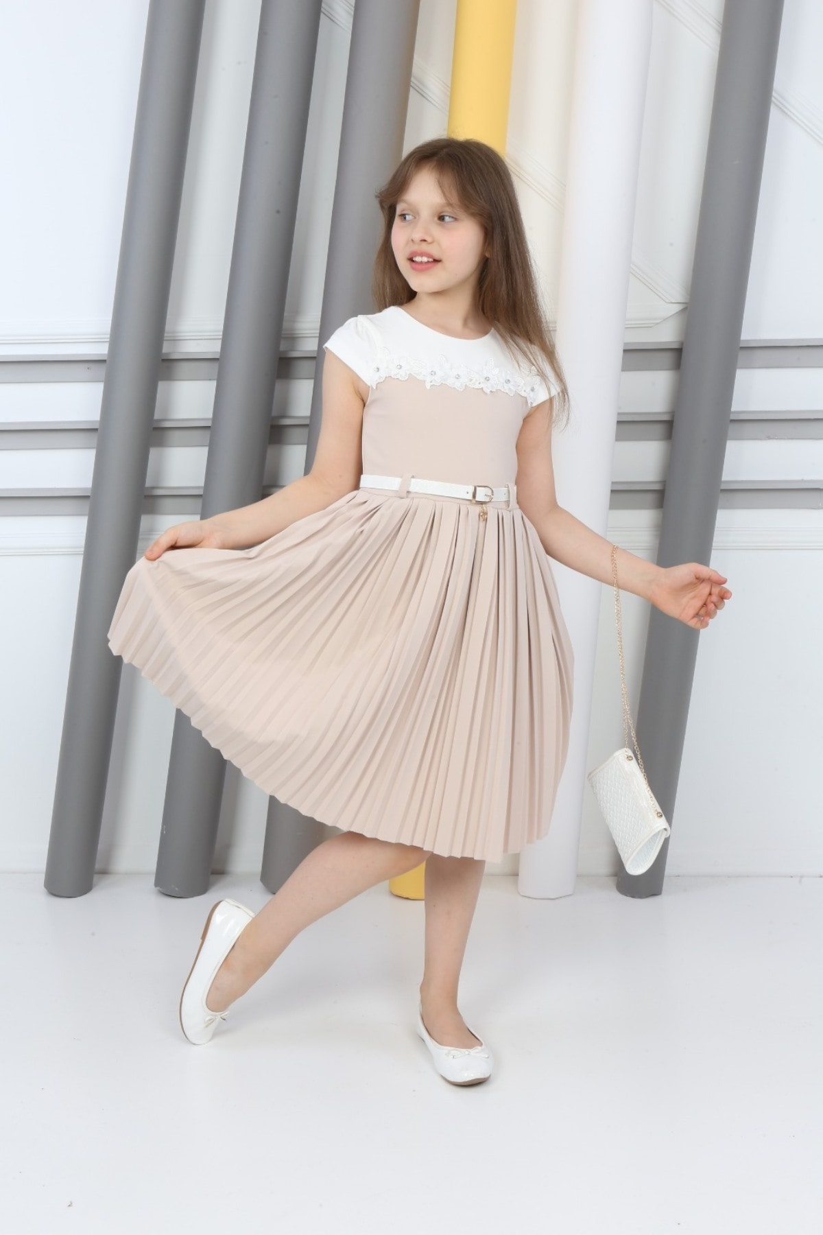 Beigefarbenes, plissiertes Taschenkleid für Mädchen