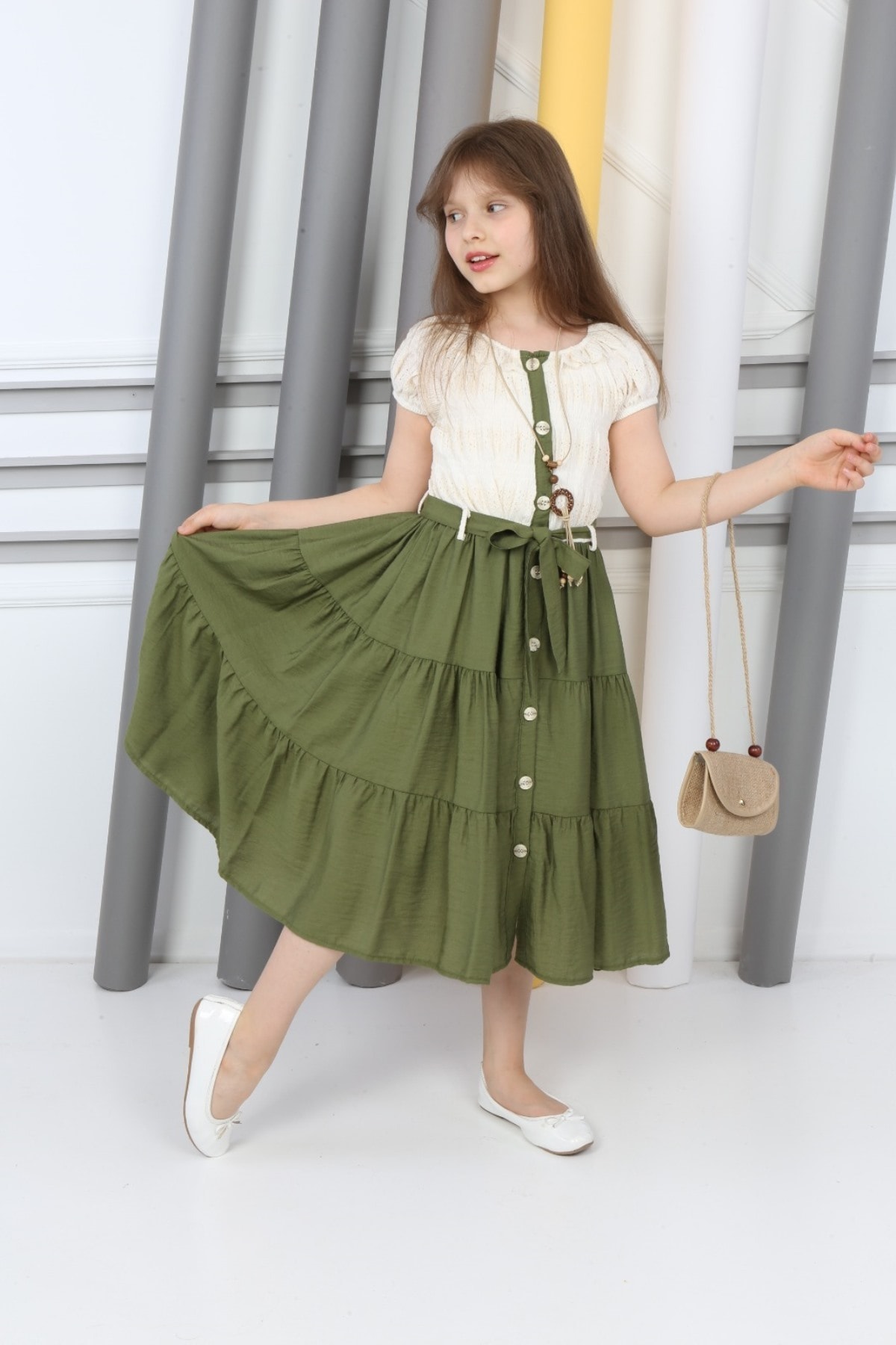 Neckholder-Kleid mit Knöpfen, Halskette und Tasche