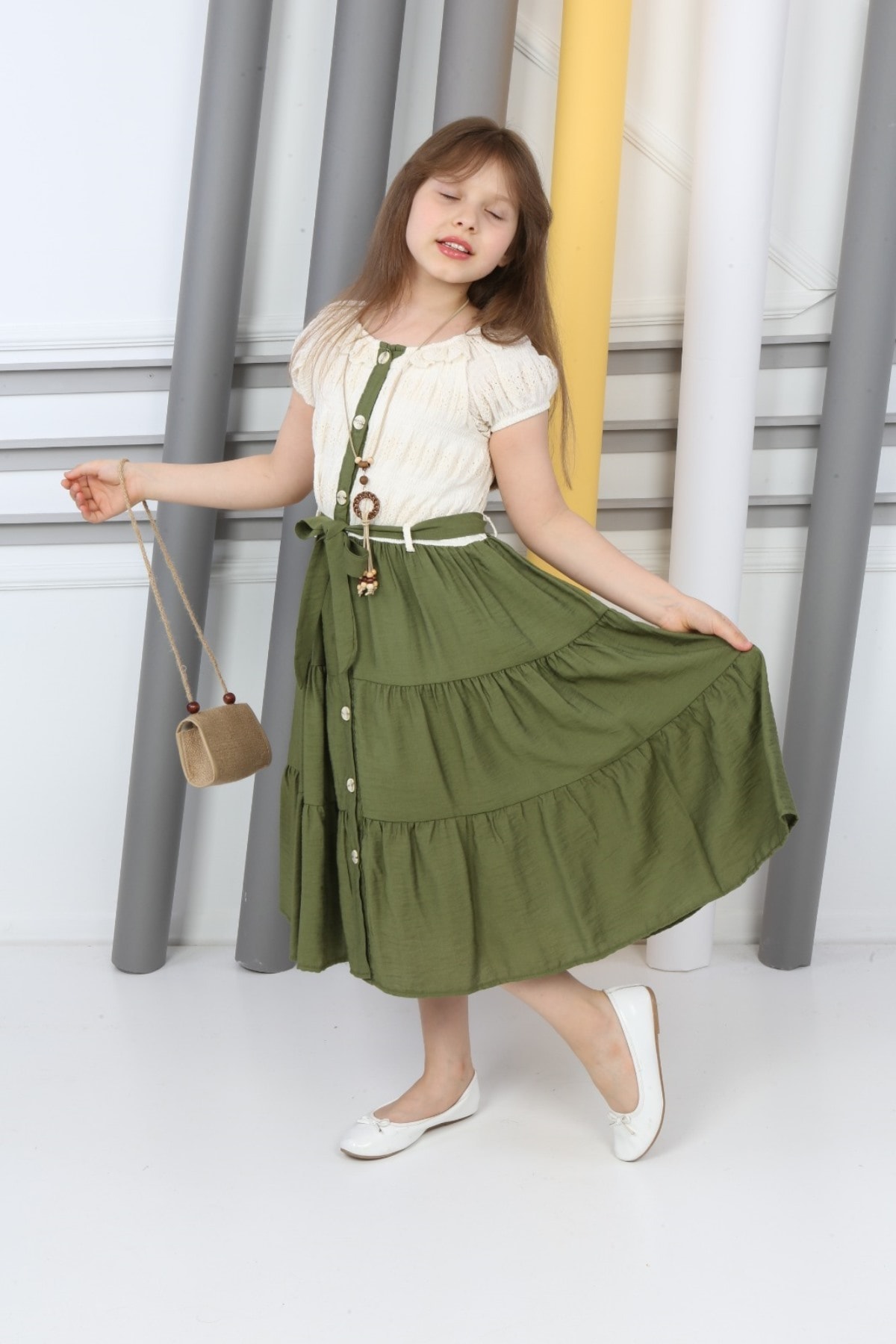 Neckholder-Kleid mit Knöpfen, Halskette und Tasche
