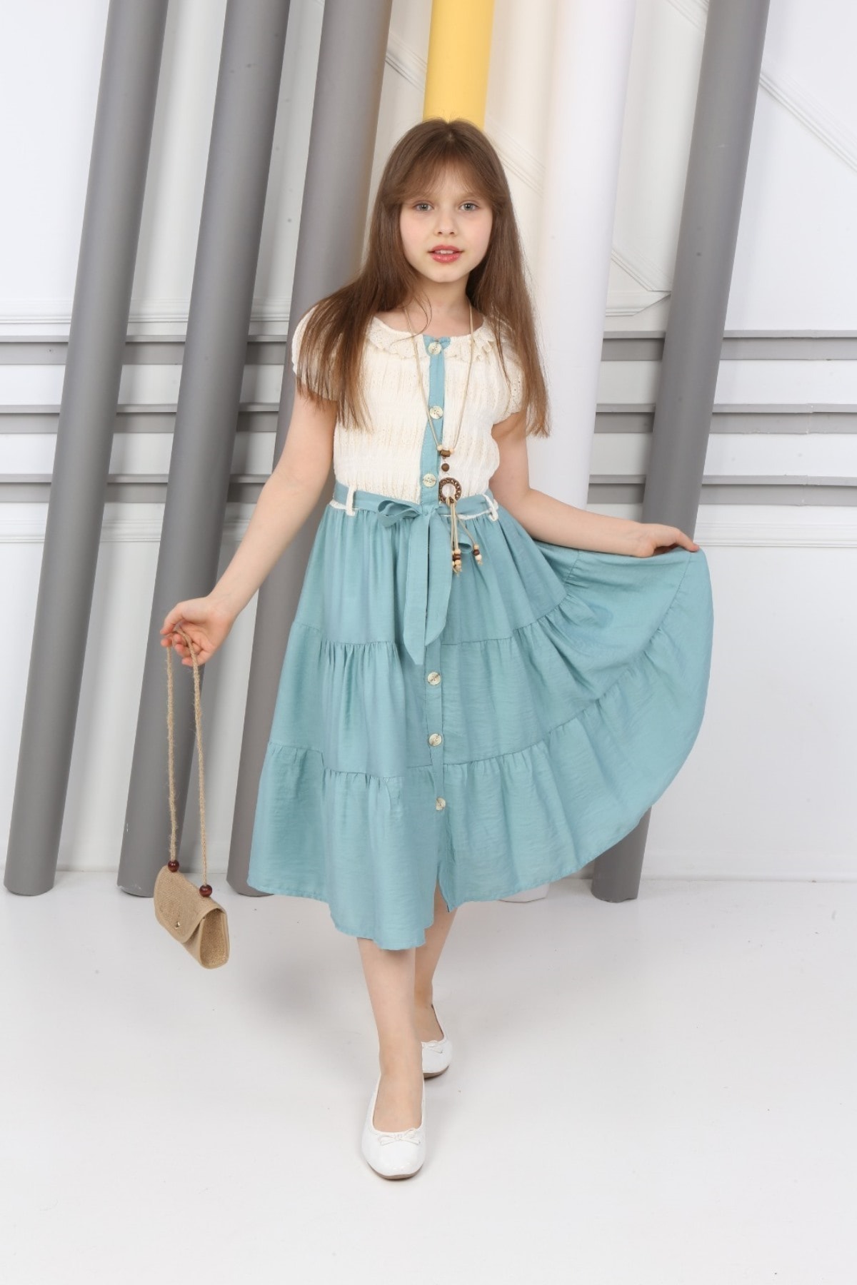 Neckholder-Kleid mit Knöpfen, Halskette und Tasche