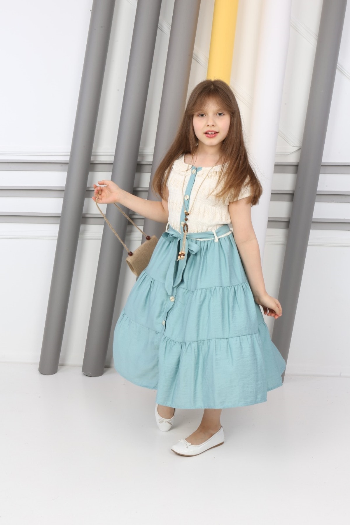 Neckholder-Kleid mit Knöpfen, Halskette und Tasche
