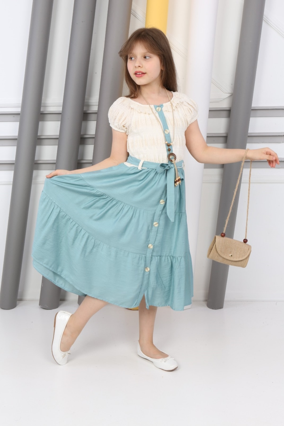 Neckholder-Kleid mit Knöpfen, Halskette und Tasche