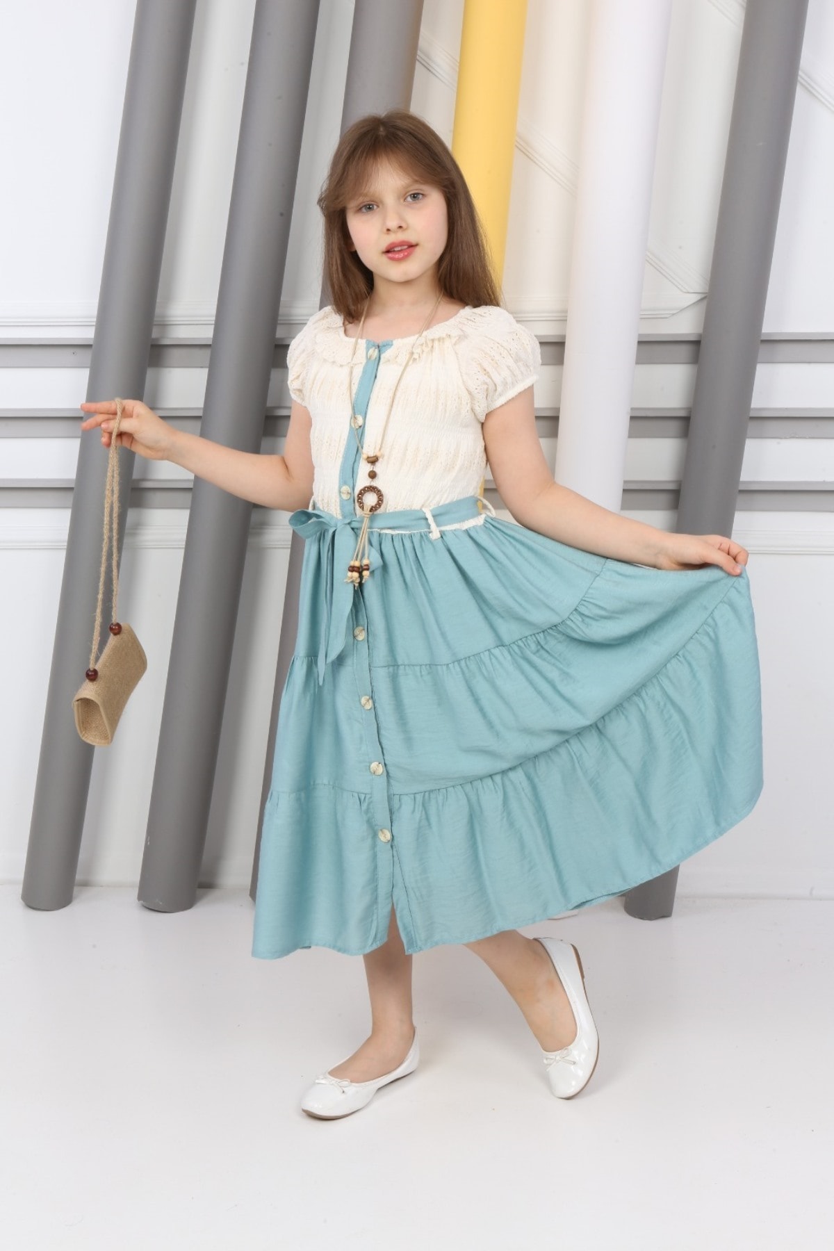 Neckholder-Kleid mit Knöpfen, Halskette und Tasche