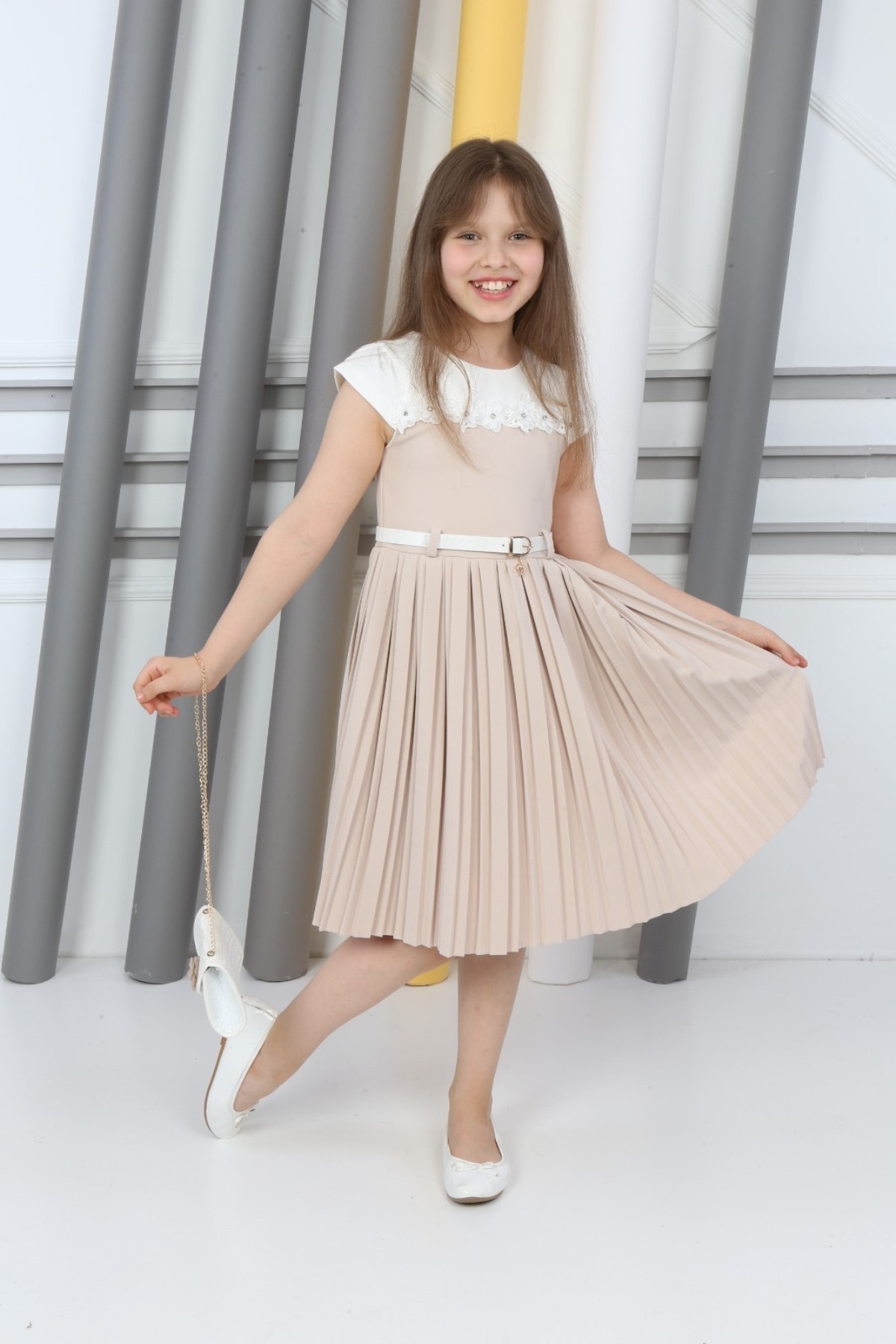 Beigefarbenes, plissiertes Taschenkleid für Mädchen