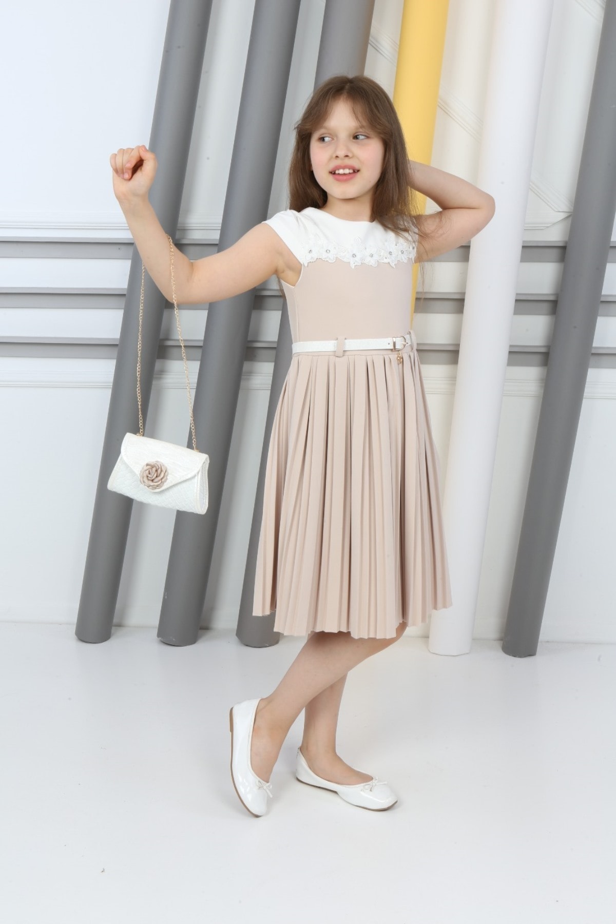 Beigefarbenes, plissiertes Taschenkleid für Mädchen