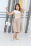 Beigefarbenes, plissiertes Taschenkleid für Mädchen