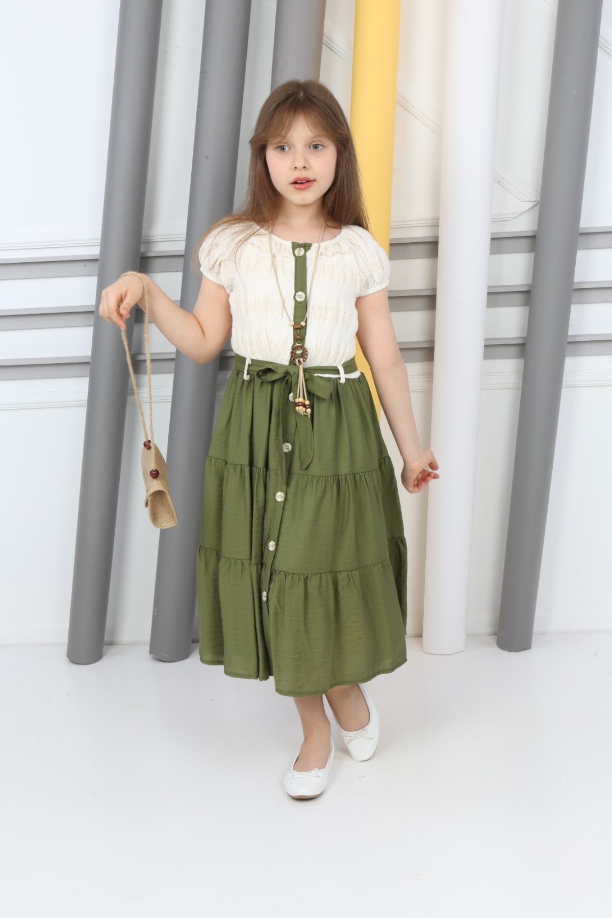 Neckholder-Kleid mit Knöpfen, Halskette und Tasche