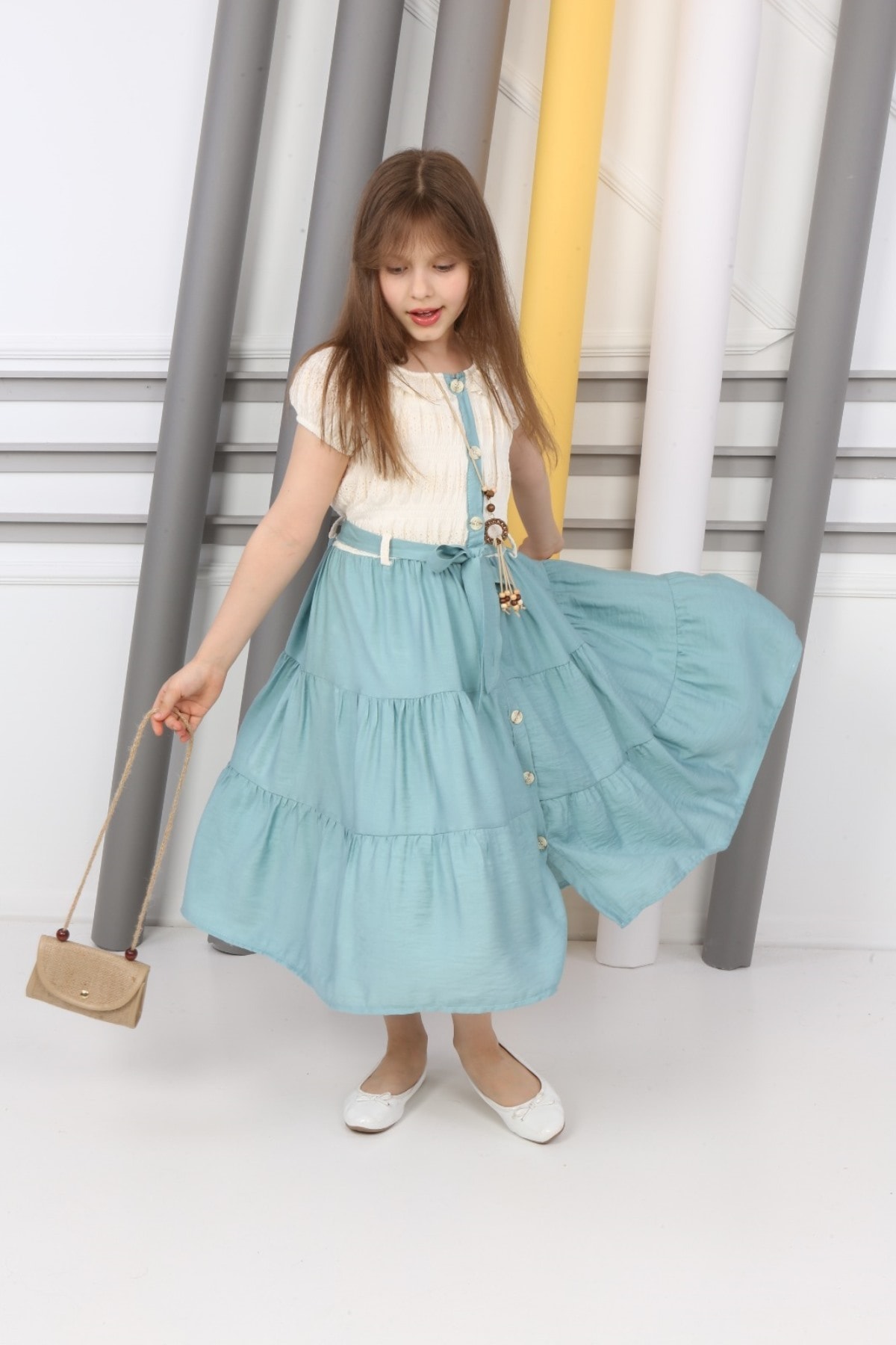 Neckholder-Kleid mit Knöpfen, Halskette und Tasche