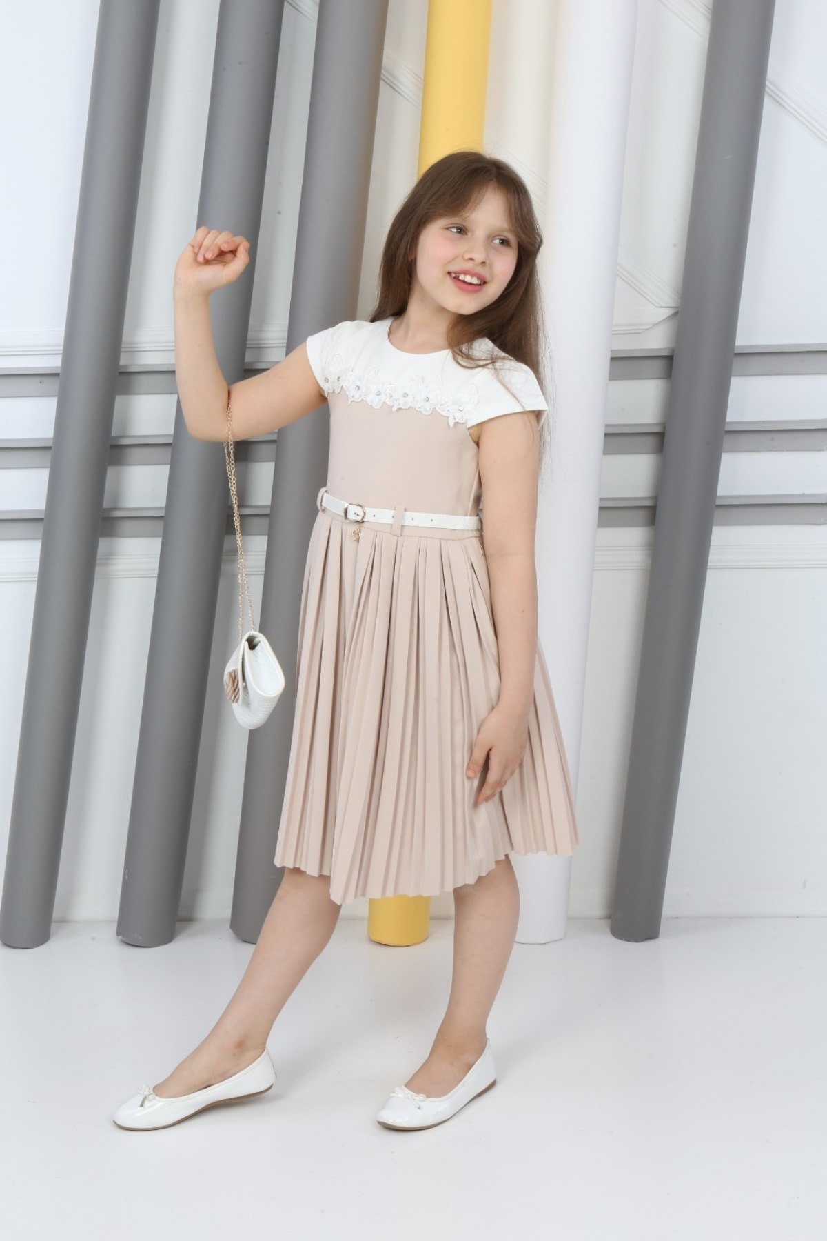 Beigefarbenes, plissiertes Taschenkleid für Mädchen