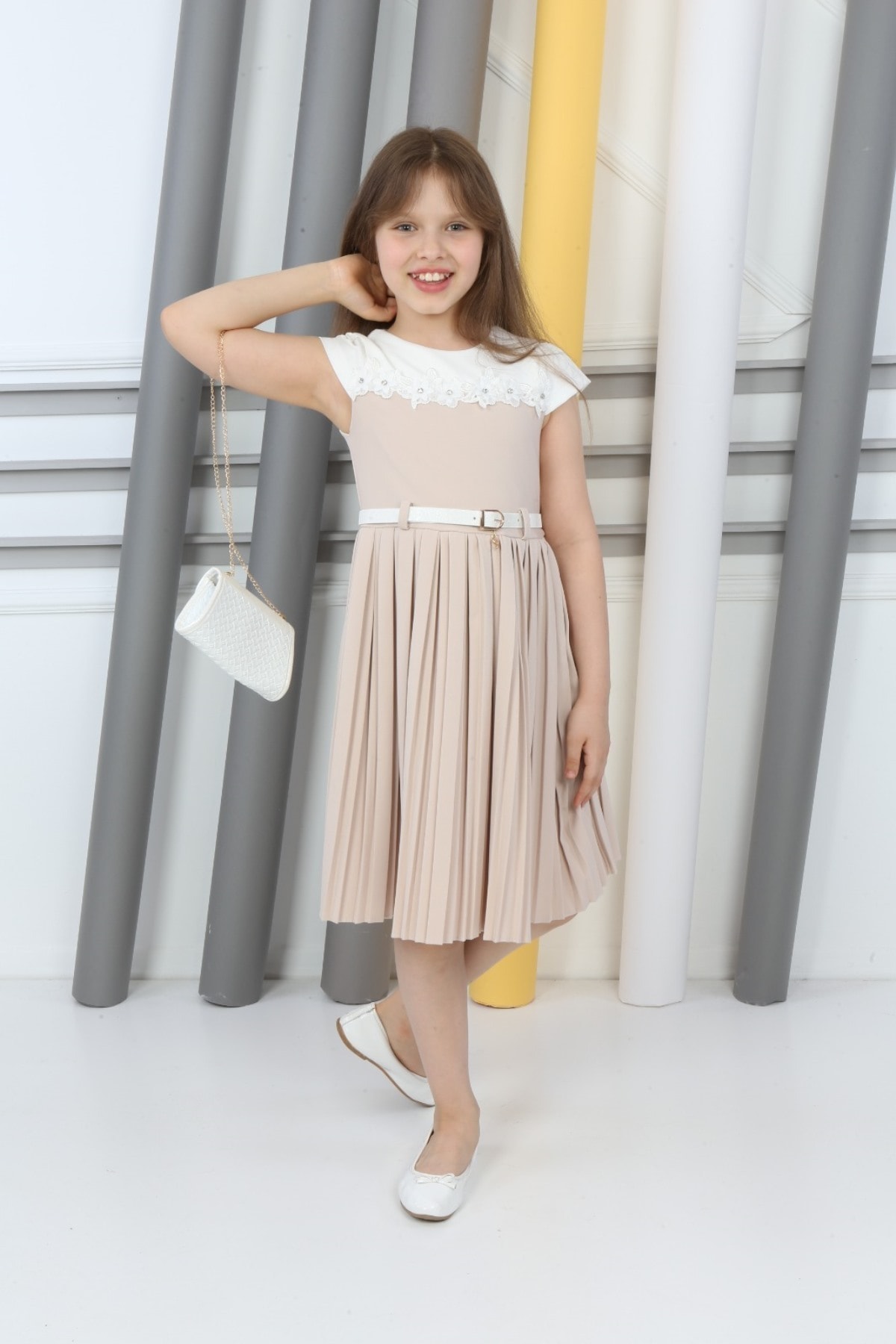 Beigefarbenes, plissiertes Taschenkleid für Mädchen