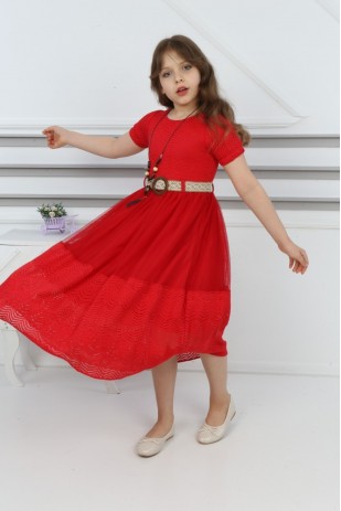 Платье из кружева и тюля средней длины с ожерельем