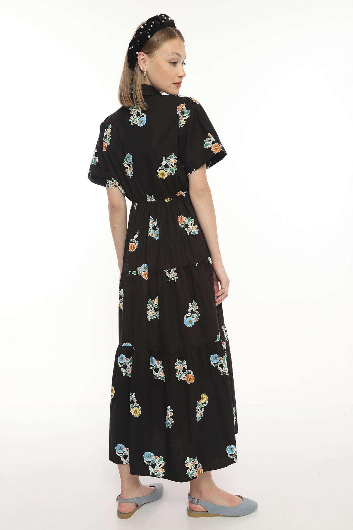 Geknöpftes Damenkleid mit Blumenmuster und elastischem Bund