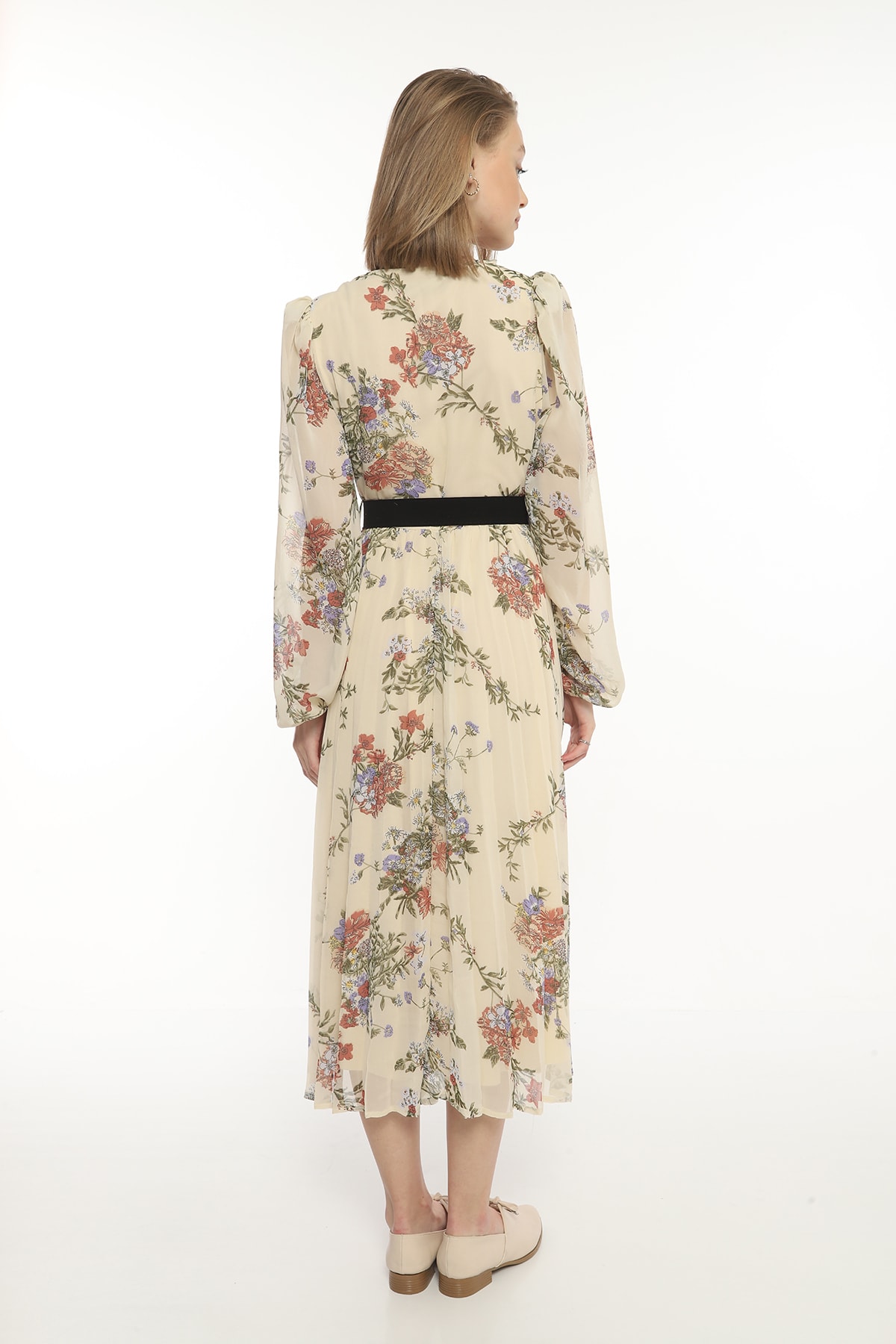 Damenkleid mit Blumenmuster, Gürtel und Rüschenkragen