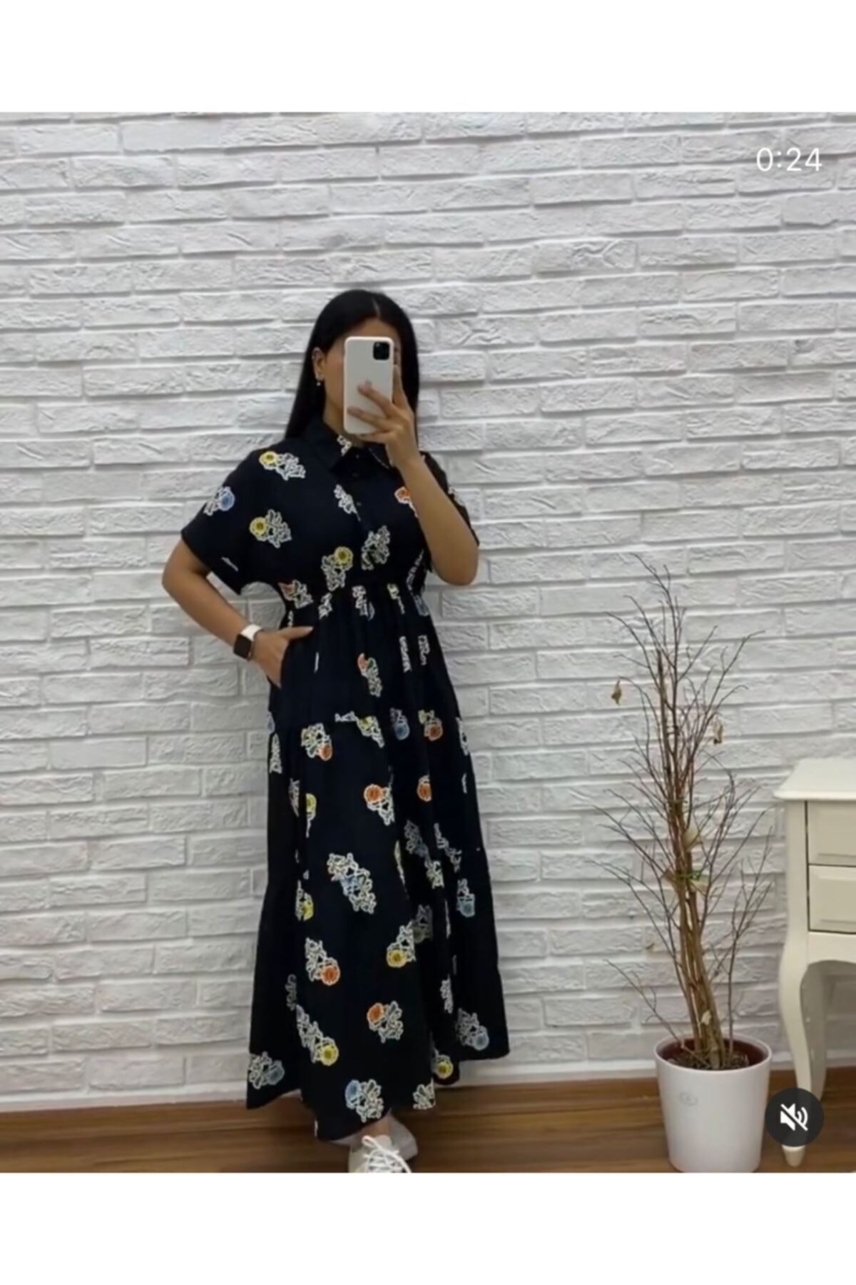 Geknöpftes Damenkleid mit Blumenmuster und elastischem Bund