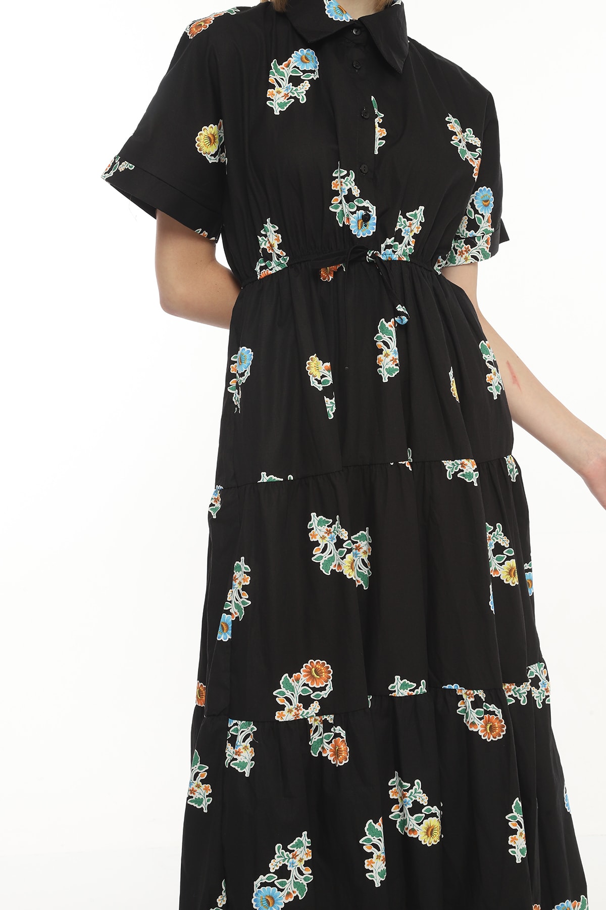 Geknöpftes Damenkleid mit Blumenmuster und elastischem Bund