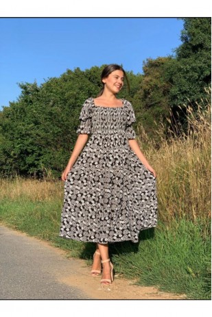 Женское платье с U-образным вырезом и цветочным узором