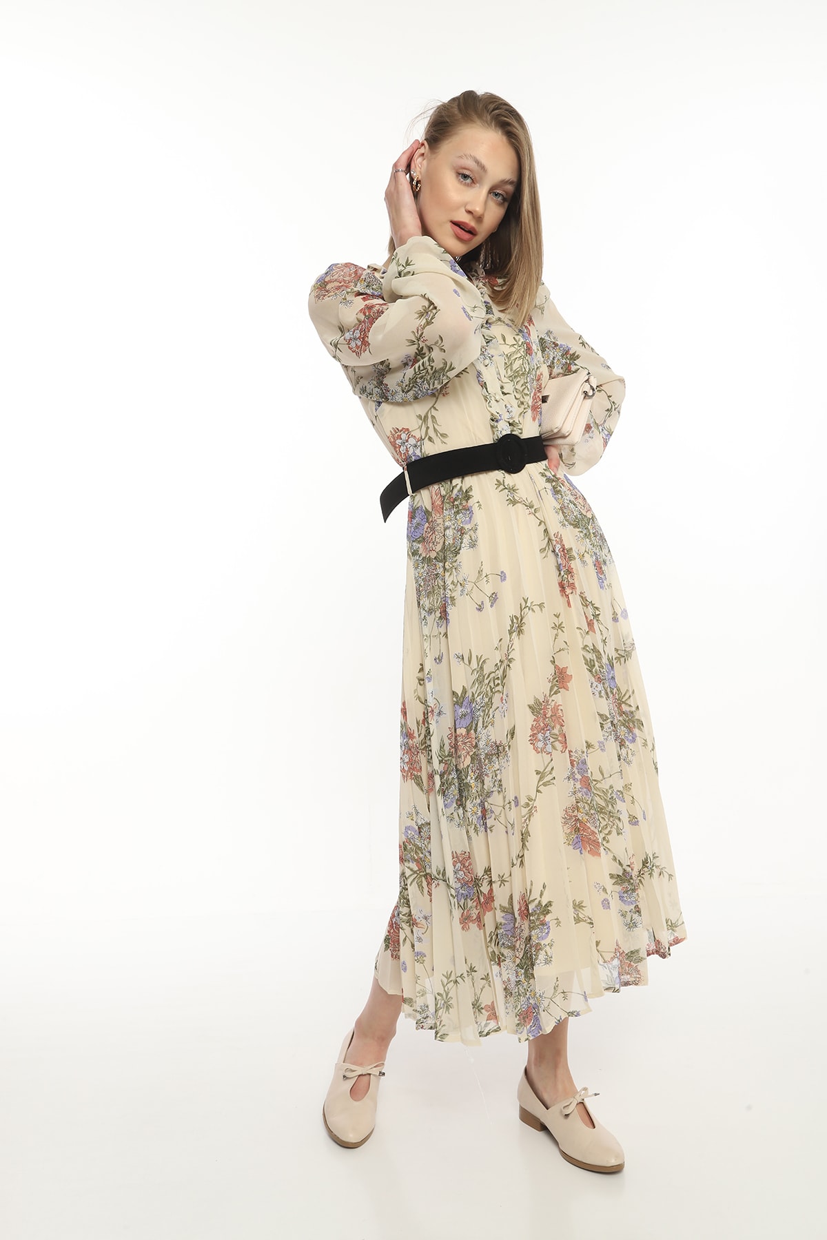 Damenkleid mit Blumenmuster, Gürtel und Rüschenkragen