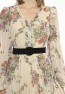 Damenkleid mit Blumenmuster, Gürtel und Rüschenkragen