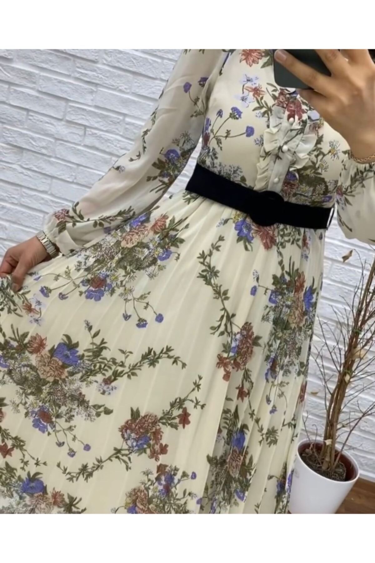 Damenkleid mit Blumenmuster, Gürtel und Rüschenkragen