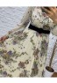 Damenkleid mit Blumenmuster, Gürtel und Rüschenkragen