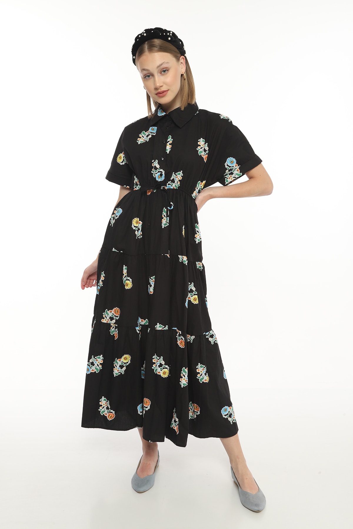 Geknöpftes Damenkleid mit Blumenmuster und elastischem Bund