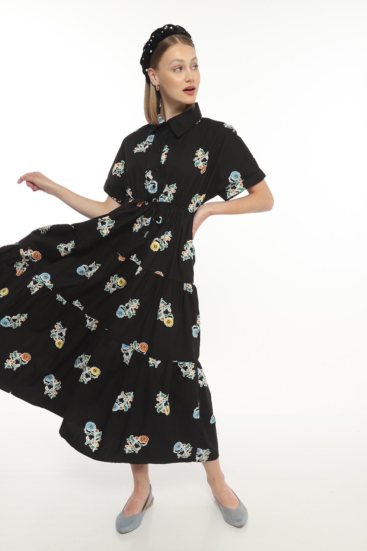 Geknöpftes Damenkleid mit Blumenmuster und elastischem Bund
