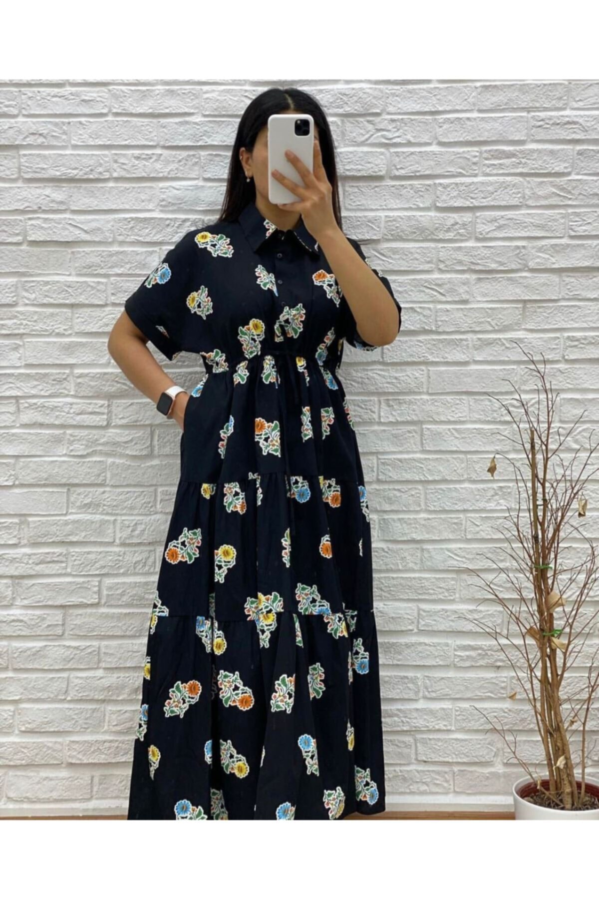 Geknöpftes Damenkleid mit Blumenmuster und elastischem Bund
