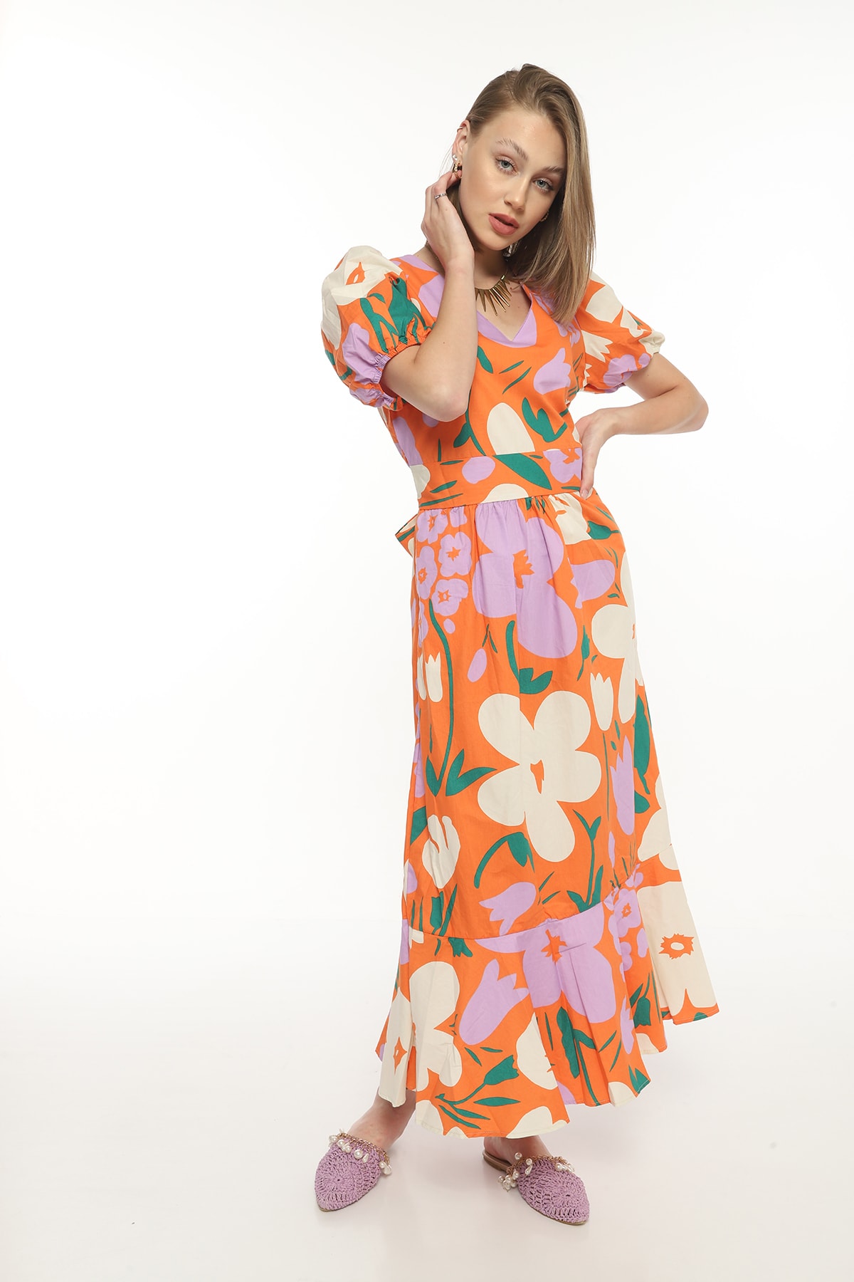 Gemustertes Damenkleid mit Gürtel