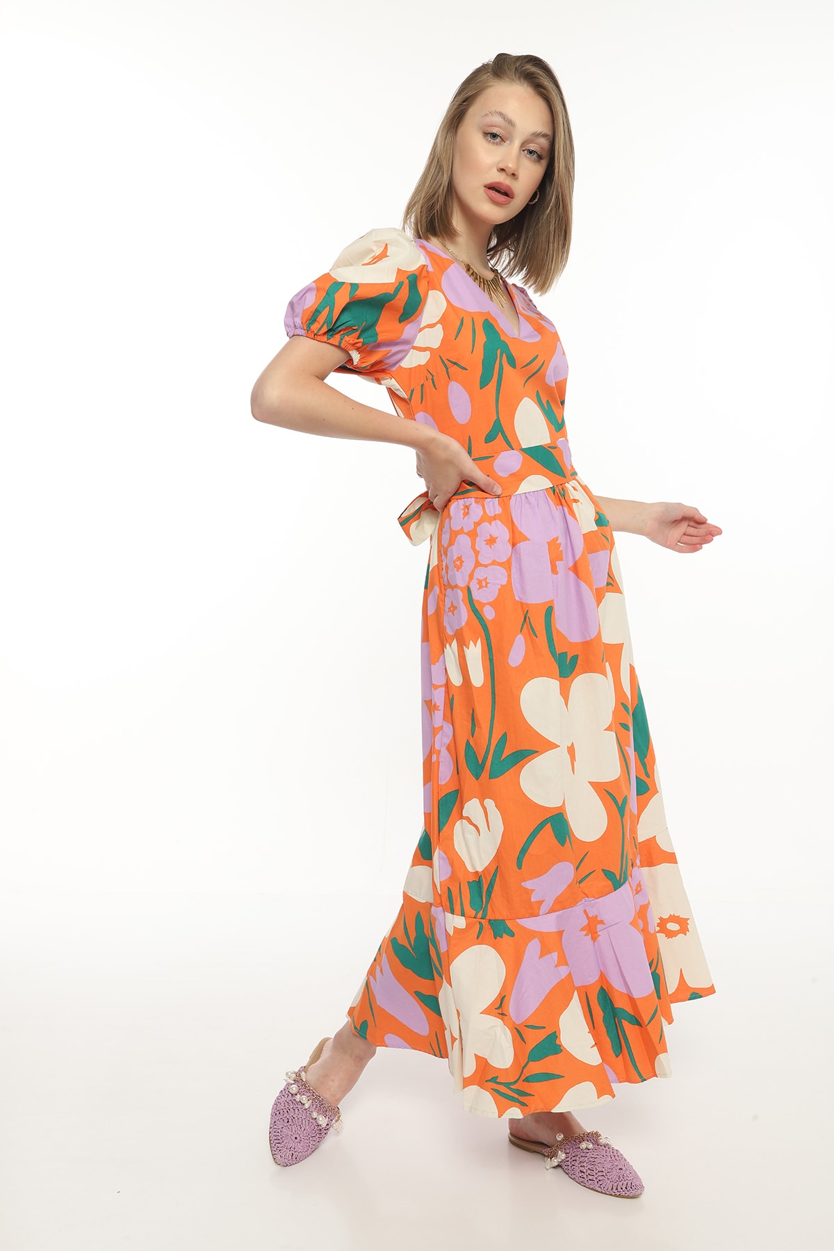 Gemustertes Damenkleid mit Gürtel