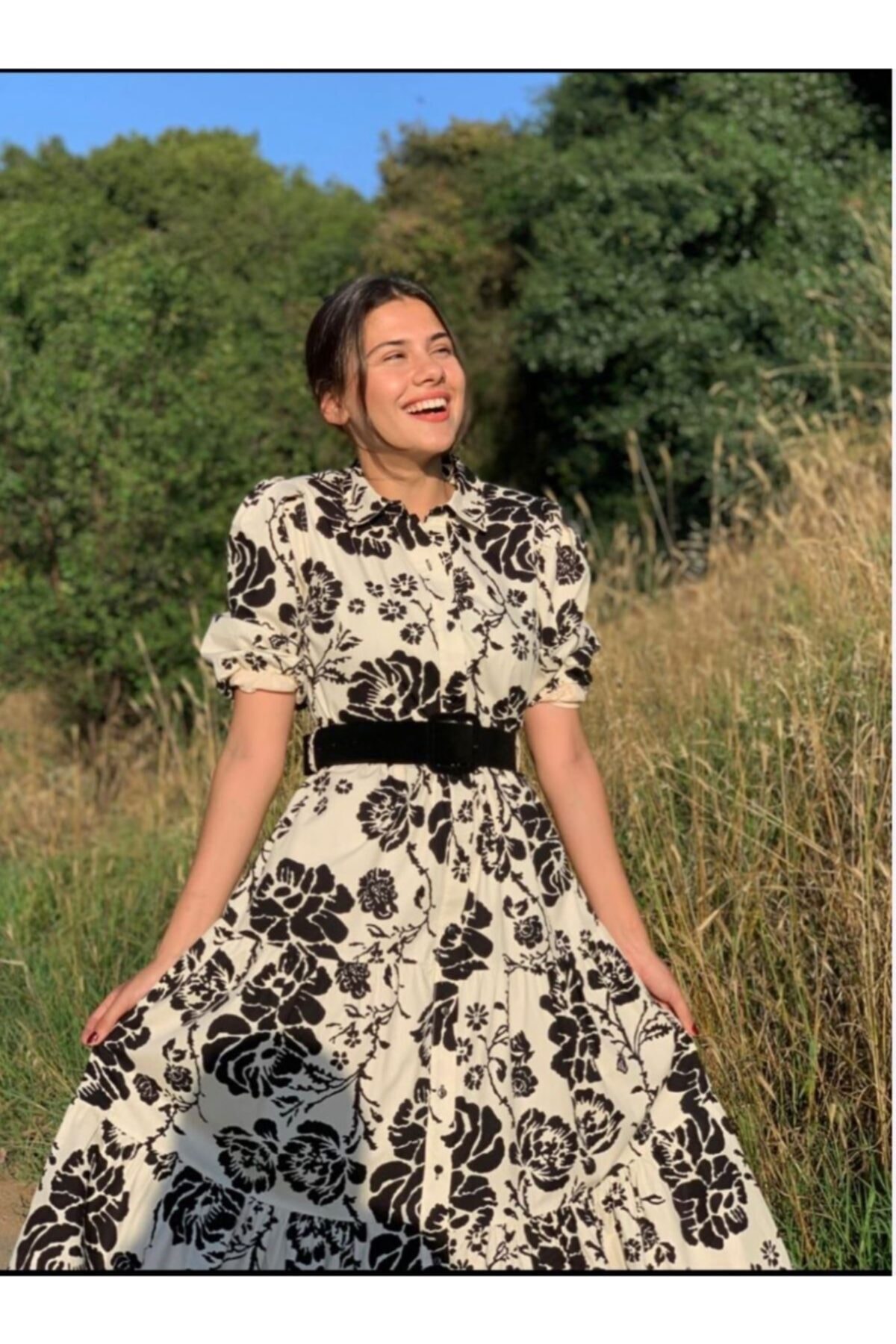 Damen-Neckholderkleid mit Blumenmuster und Gürtel
