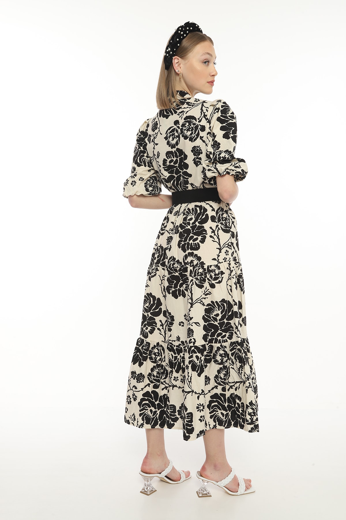 Damen-Neckholderkleid mit Blumenmuster und Gürtel