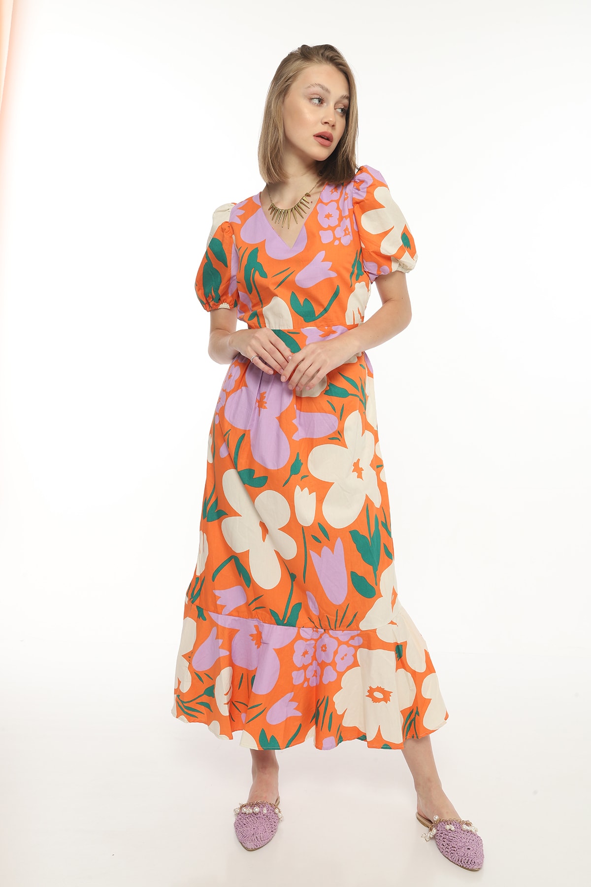 Gemustertes Damenkleid mit Gürtel