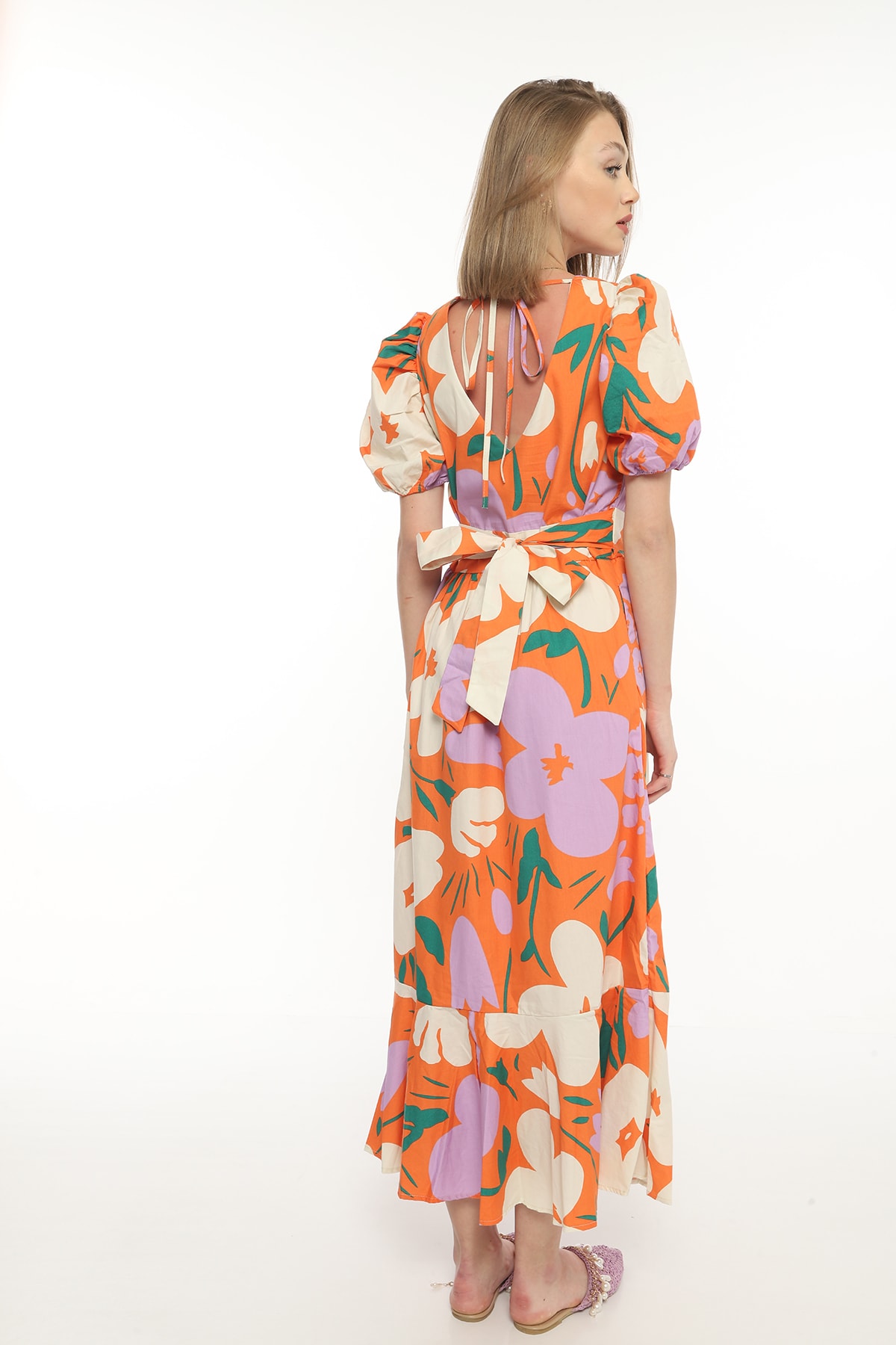 Gemustertes Damenkleid mit Gürtel