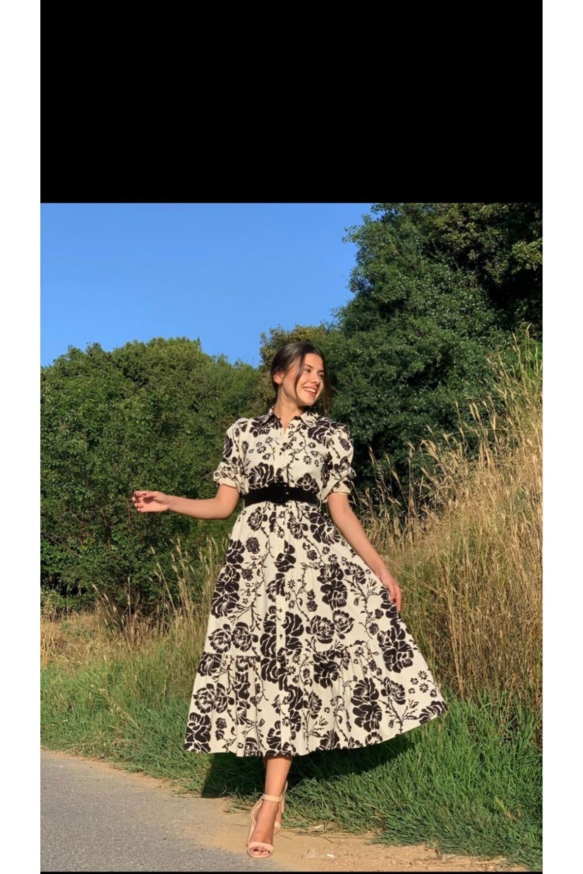 Damen-Neckholderkleid mit Blumenmuster und Gürtel